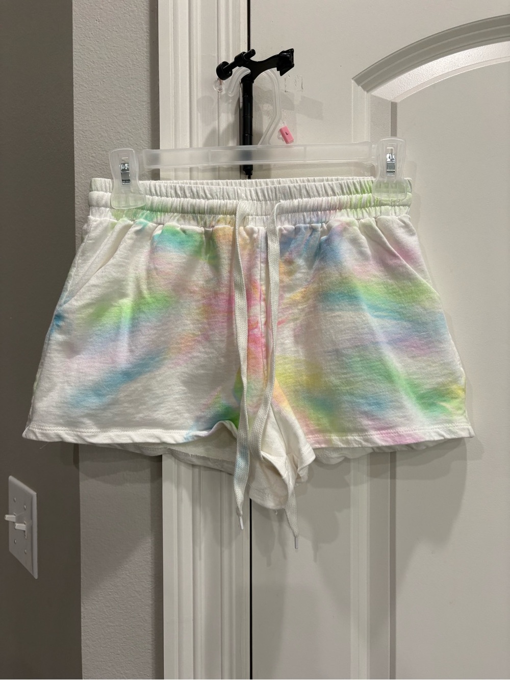 Urban Daizy cream & multicolor tie dye pull on shorts size small GUC drawstring